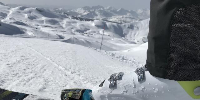 Skis chaussés sur la station de ski de La Pierre (Pyrénées béarnaises)