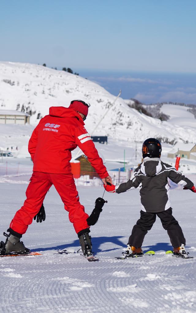 Un moniteur ESF de La Pierre donne un cours à un jeune apprenti skieur (Pyrénées béarnaises)