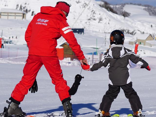 Un moniteur ESF de La Pierre donne un cours à un jeune apprenti skieur (Pyrénées béarnaises)