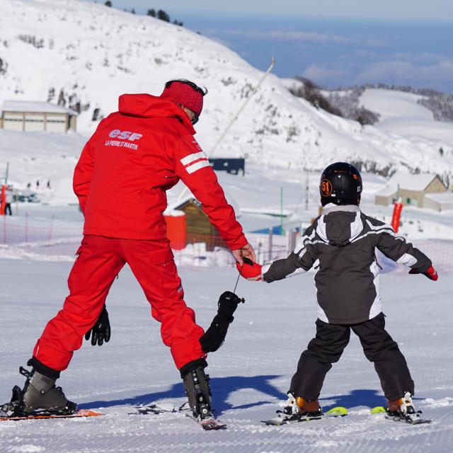 Un moniteur ESF de La Pierre donne un cours à un jeune apprenti skieur (Pyrénées béarnaises)