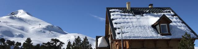 Chalet bois à La Pierre de Saint Martin (Béarn Pyrénées), stationnement devant les chalets