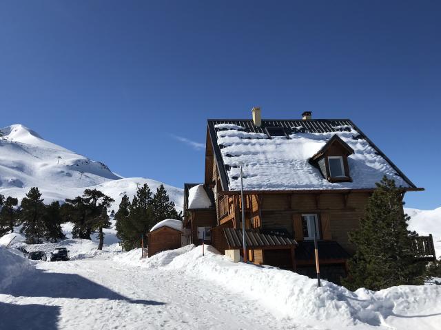 Chalet bois à La Pierre de Saint Martin (Béarn Pyrénées), stationnement devant les chalets