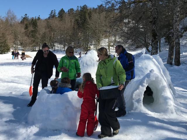 Construction d'igloos à La PIerre Saint-Martin - journée des enfants trappeurs (Pyrénées béarnaises)