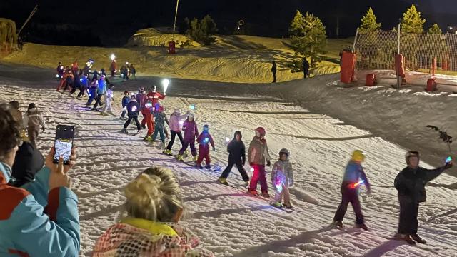 La descente aux flambeaux de l'ESF de La Pierre (Pyrénées béarnaises)