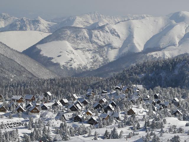 Station de La Pierre Saint-Martin - Village de chalets sous la neige (Pyrénées béarnaises)