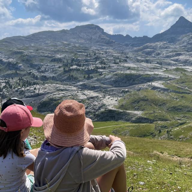 Enfants observent le paysage estival de La Pierre Saint-Martin (Pyrénées béarnaises)