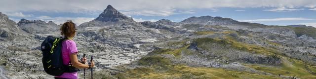 L’étape du GR10 entre La Pierre Saint-Martin et Lescun offre une vue sur le majestueux Pic d’Anie dont le sommet culmine à 2504 m d’altitude