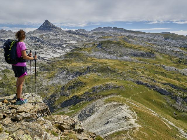 L’étape du GR10 entre La Pierre Saint-Martin et Lescun offre une vue sur le majestueux Pic d’Anie dont le sommet culmine à 2504 m d’altitude