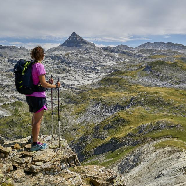 L’étape du GR10 entre La Pierre Saint-Martin et Lescun offre une vue sur le majestueux Pic d’Anie dont le sommet culmine à 2504 m d’altitude