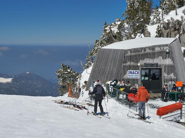 A La Pierre Saint-Martin, le restaurant d’altitude La palombière offre un point de vue inégalable à près de 2000 m d’altitude