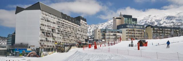 Les 10 résidences et le village de chalets sont situés au pied des pistes de la station de ski de La Pierre Saint-Martin