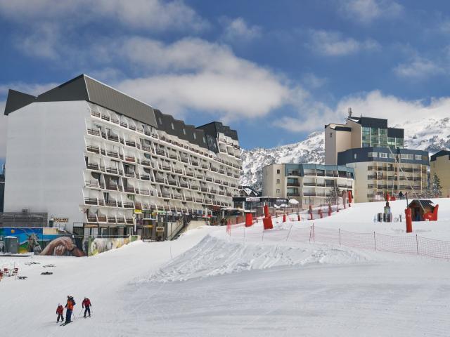 Les 10 résidences et le village de chalets sont situés au pied des pistes de la station de ski de La Pierre Saint-Martin