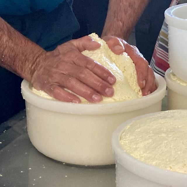 Juillet et août à La Pierre Saint-Martin, démonstration de fabrication de fromage, visite du saloir et dégustation de fromages fermiers