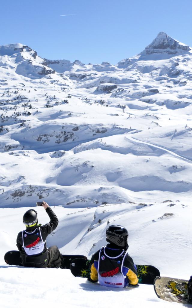 Les groupes de jeunes partent au ski à La Pierre Saint-Martin avec la navette skibus