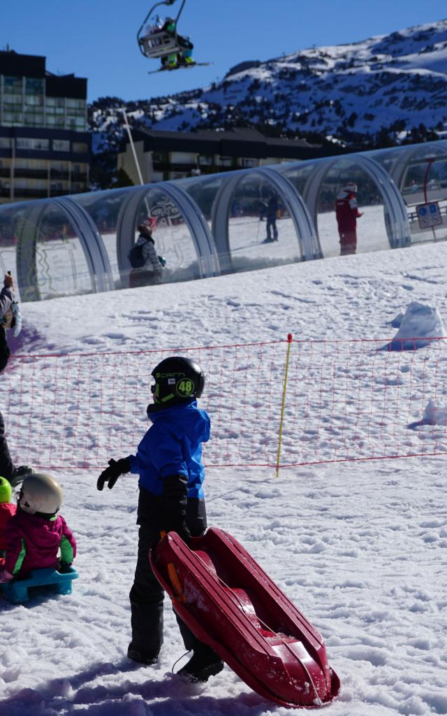 Piste de luge surveillée à La Pierre Saint-Martin, accès par un tapis remonte-pente