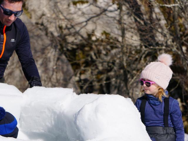 L’atelier trappeur propose la construction d’igloo et la sculpture sur neige à La Pierre Saint-Martin