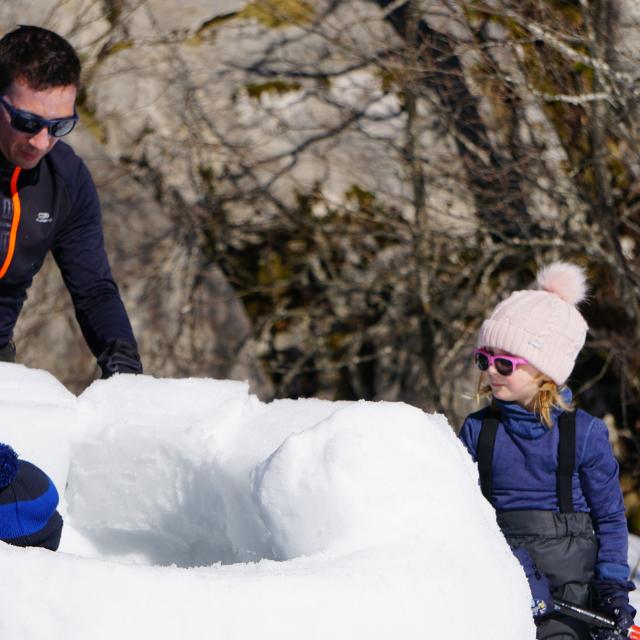 L’atelier trappeur propose la construction d’igloo et la sculpture sur neige à La Pierre Saint-Martin