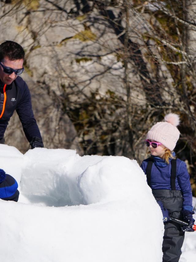 L’atelier trappeur propose la construction d’igloo et la sculpture sur neige à La Pierre Saint-Martin