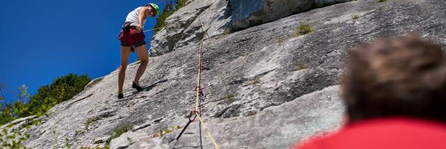 La falaise des Douanes est un secteur très agréable, situé 1 km avant d’arriver à La Pierre Saint-Martin