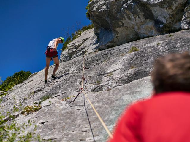 La falaise des Douanes est un secteur très agréable, situé 1 km avant d’arriver à La Pierre Saint-Martin