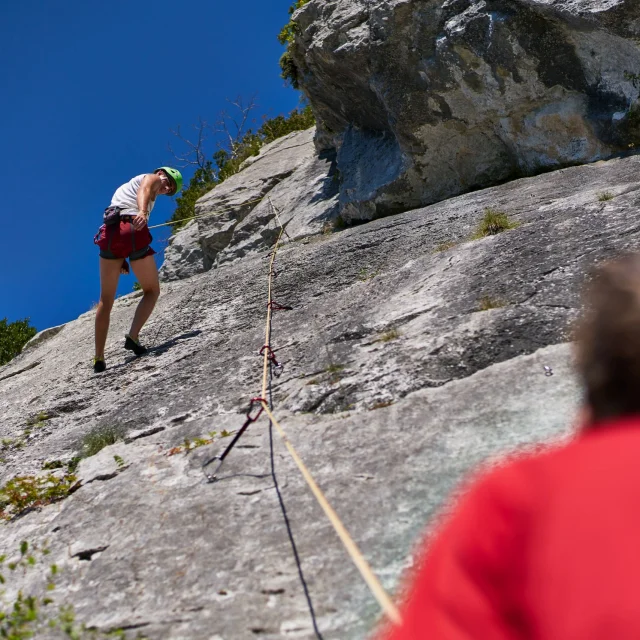 La falaise des Douanes est un secteur très agréable, situé 1 km avant d’arriver à La Pierre Saint-Martin