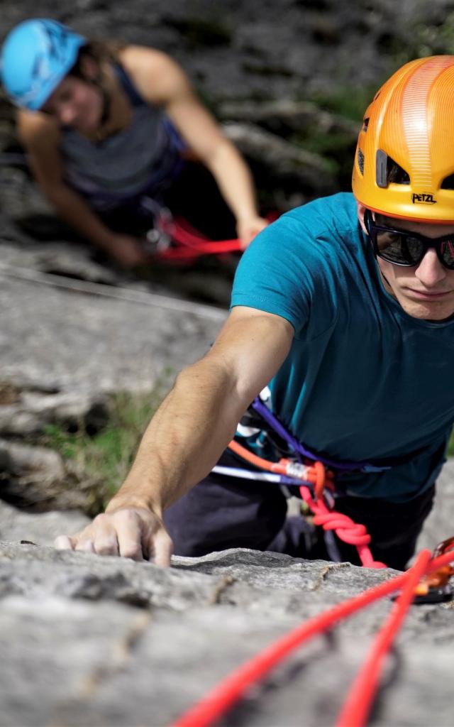 Des guides vous ouvrent la voie sur les falaises d’escalade de La Pierre Saint-Martin