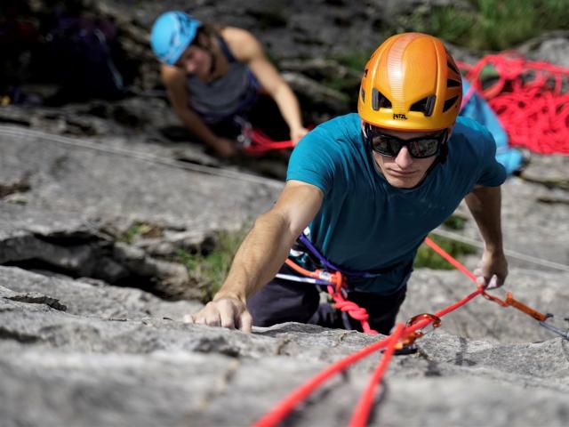 Des guides vous ouvrent la voie sur les falaises d’escalade de La Pierre Saint-Martin