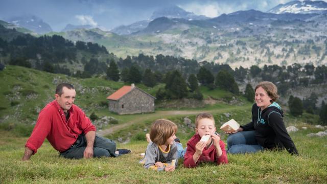 Marc et Sylvie vous accueillent lors des journées cabanes ouvertes au col de La Pierre Saint-Martin