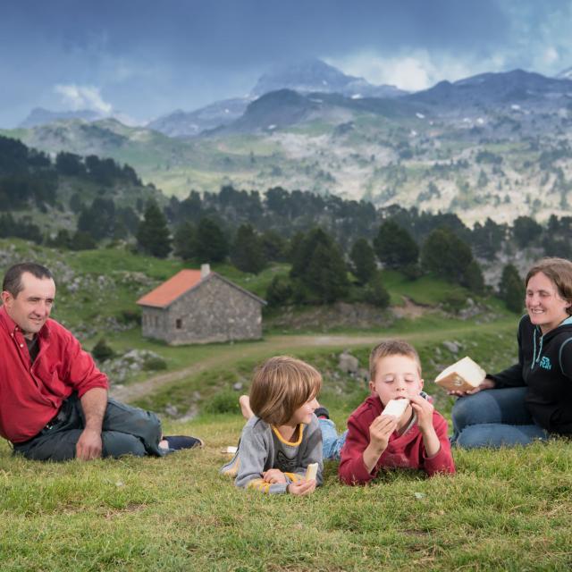 Marc et Sylvie vous accueillent lors des journées cabanes ouvertes au col de La Pierre Saint-Martin