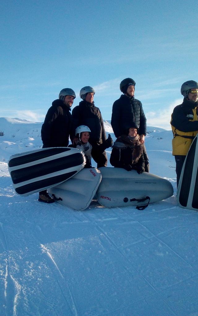 Groupe d’amis en airboard, face au Pic d’Anie à La Pierre Saint-Martin