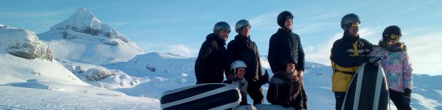 Groupe d’amis en airboard, face au Pic d’Anie à La Pierre Saint-Martin