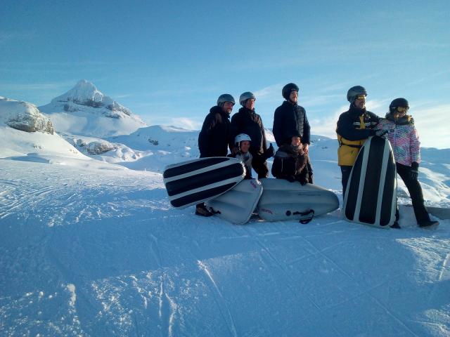 Groupe d’amis en airboard, face au Pic d’Anie à La Pierre Saint-Martin