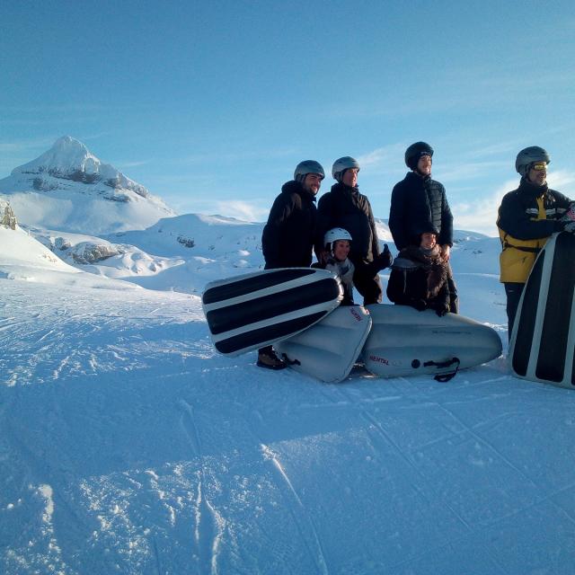 Groupe d’amis en airboard, face au Pic d’Anie à La Pierre Saint-Martin