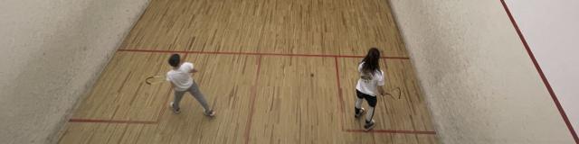 La salle de squash est ouverte en été et en hiver à La Pierre Saint-Martin