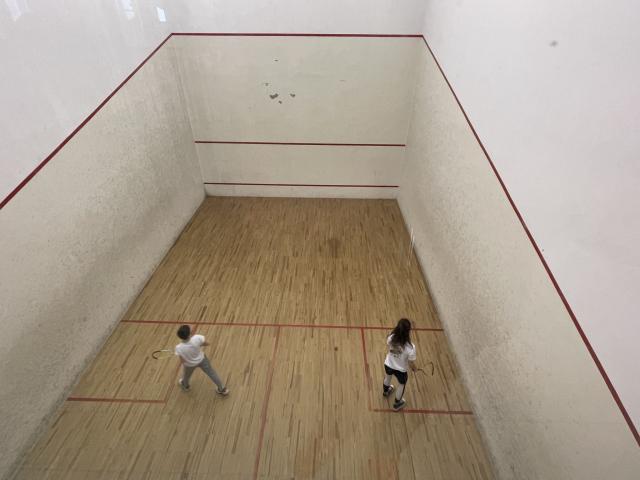 La salle de squash est ouverte en été et en hiver à La Pierre Saint-Martin