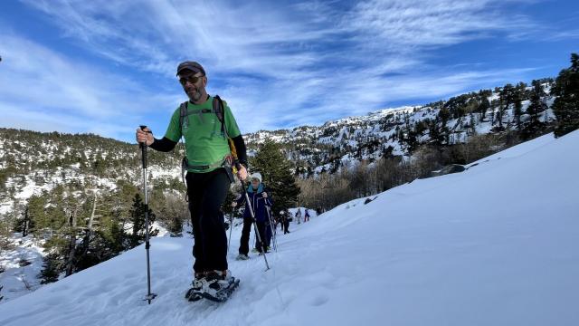 Balade en raquettes avec accompagnateur en montagne, sous le soleil de La Pierre Saint-Martin