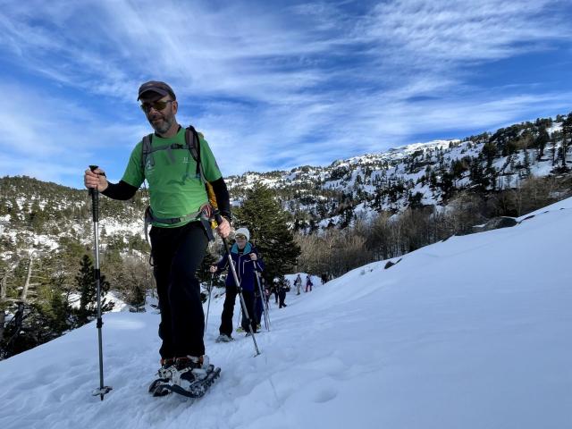 Balade en raquettes avec accompagnateur en montagne, sous le soleil de La Pierre Saint-Martin