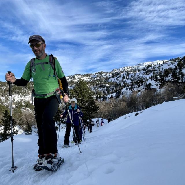 Balade en raquettes avec accompagnateur en montagne, sous le soleil de La Pierre Saint-Martin