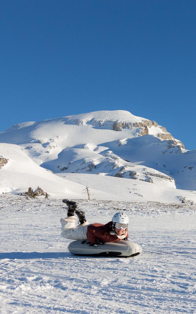 Airboard à La Pierre Saint-Martin, avec vue sur le Pic d’Anie et les sommets enneigés