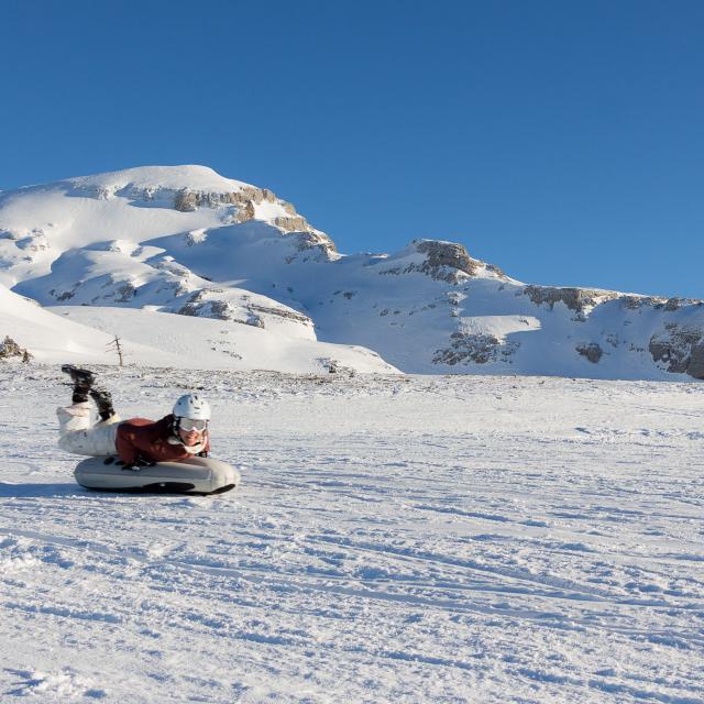 Airboard à La Pierre Saint-Martin, avec vue sur le Pic d’Anie et les sommets enneigés