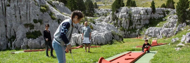 Le mini-golf 18 trous de La Pierre Saint-Martin, ouvert en juillet et août, offre une vue sur le Pic d’Arlas