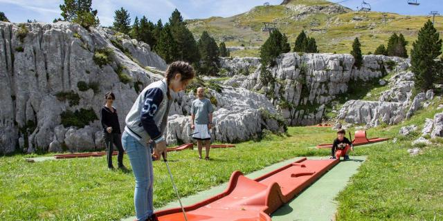 Le mini-golf 18 trous de La Pierre Saint-Martin, ouvert en juillet et août, offre une vue sur le Pic d’Arlas