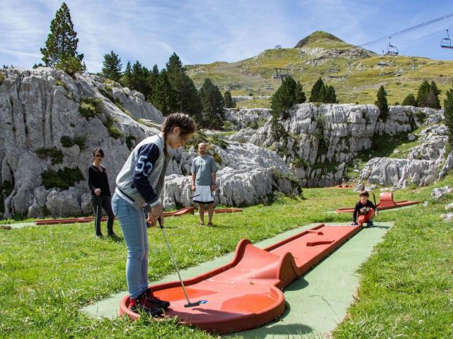 Le mini-golf 18 trous de La Pierre Saint-Martin, ouvert en juillet et août, offre une vue sur le Pic d’Arlas