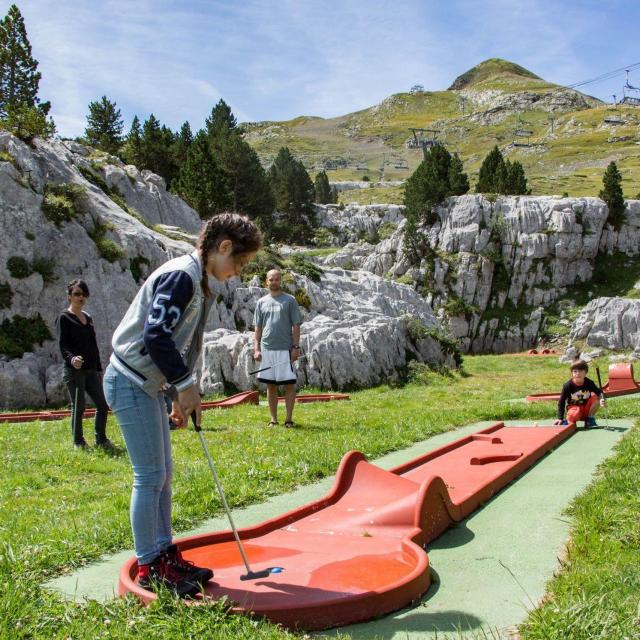 Le mini-golf 18 trous de La Pierre Saint-Martin, ouvert en juillet et août, offre une vue sur le Pic d’Arlas