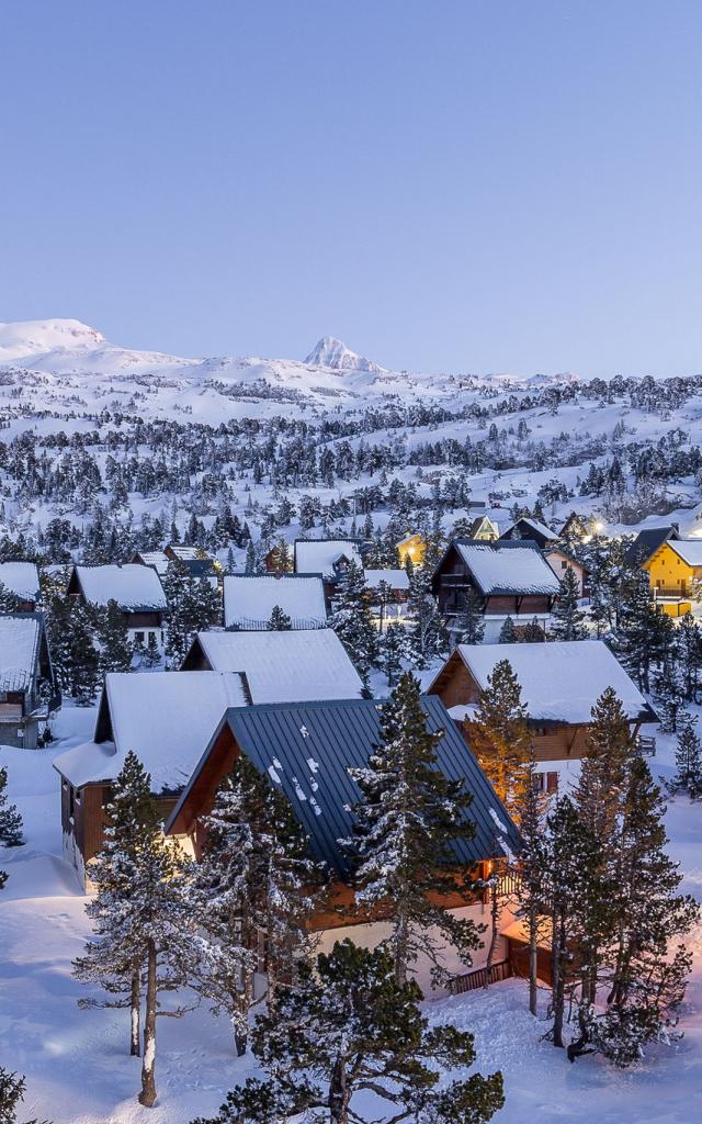 Le village de chalets est niché dans une forêt de sapins, au pied des pistes de ski de La Pierre Saint-Martin