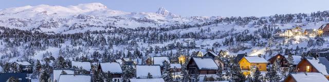 Le village de chalets est niché dans une forêt de sapins, au pied des pistes de ski de La Pierre Saint-Martin