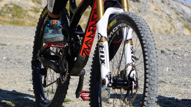 Après une ascension avec le télésiège d’Arlas, descente sur les pistes du bike park de La Pierre Saint-Martin en juillet et août