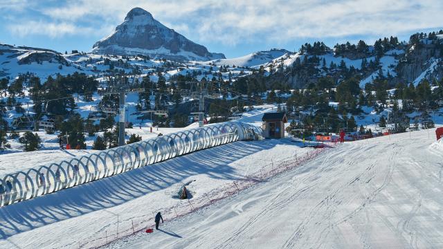 Vue sur la station de ski de La Pierre Saint-Martin et sa piste de luge