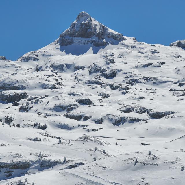 vue du domaine skiable de la Pierre depuis le télésiège de l'Arlas (Pyrénées béarnaises)