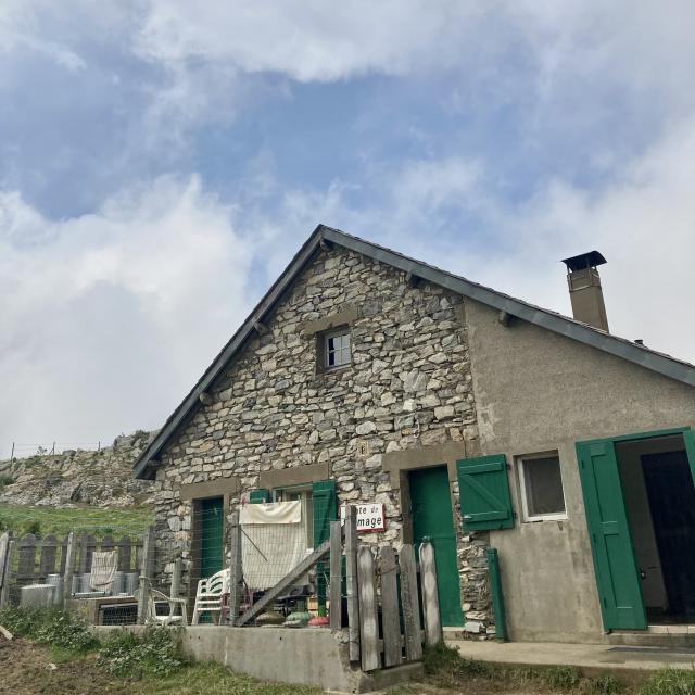 Cabane de berger et vente de fromages sur le parcours Terra Aventura de La Pierre Saint-Martin